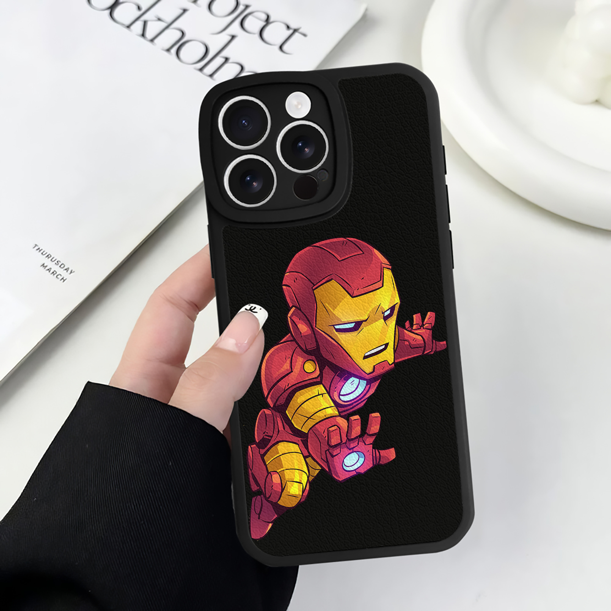 （画像用） アベンジャーズ The Avengers 【iPhone 16シリーズ対応】シリコンスマホケース（レザー調） 材質：シリコン